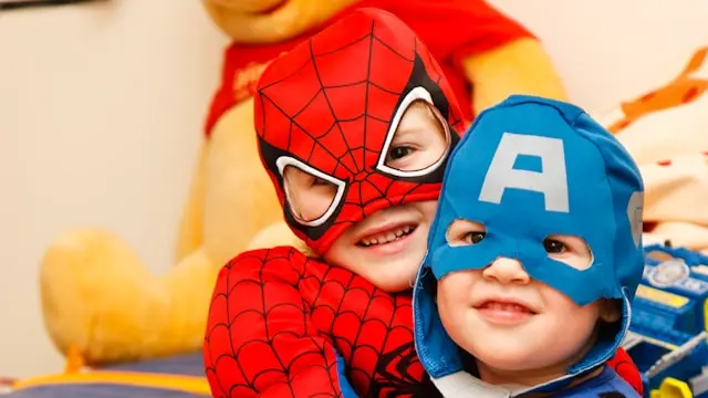 niños disfrazados de super héroes.