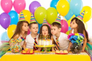 Fotografía de niños felices celebrando cumpleaños