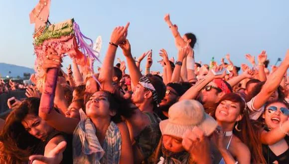 Fotografía de personas disfrutando de un festival de música