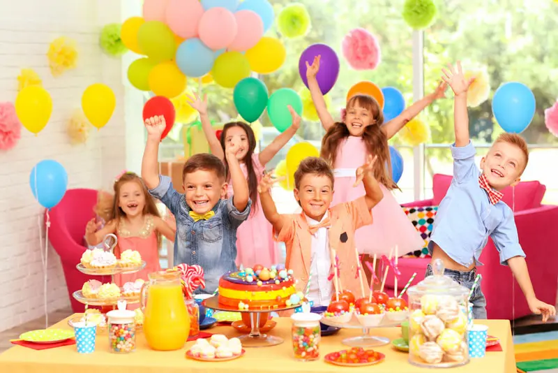 Fotografía de niños felices celebrando un cuempleaños