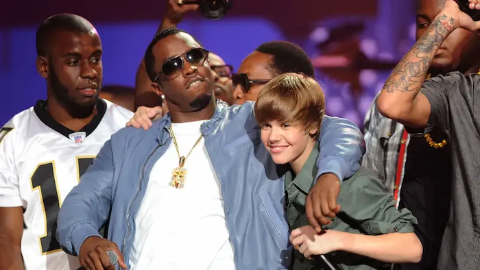 p. diddy y justin bieber en unos premios