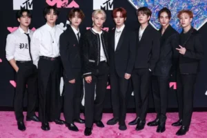 Stray Kids en la alfombra roja de los premios VMAs