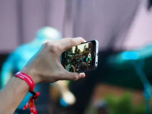 persona grabando en un concierto