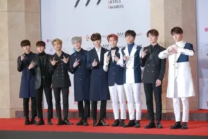 acto de k-pop en una alfombra roja