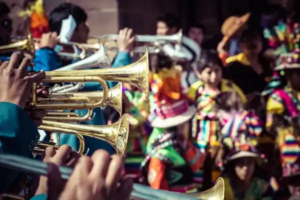 Festival folclórico en donde los instrumentos del Perú crean la atmósfera de celebración 
