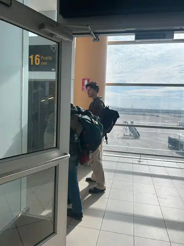 Shawn Mendes en Perú foto en el aeropuerto