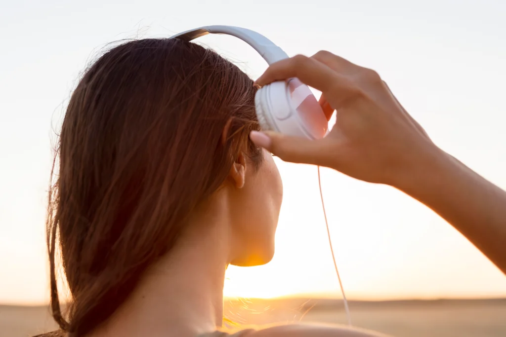 chica en aire libre con audífonos