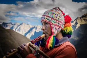 Músico andino tocando una quena en los Andes, representando la esencia de la instrumental andina.