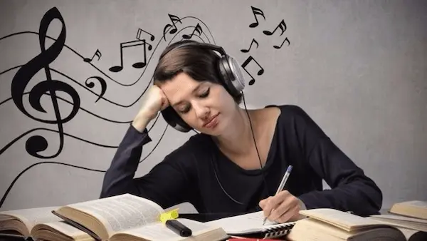 Concentración mental mientras estudias con música de fondo