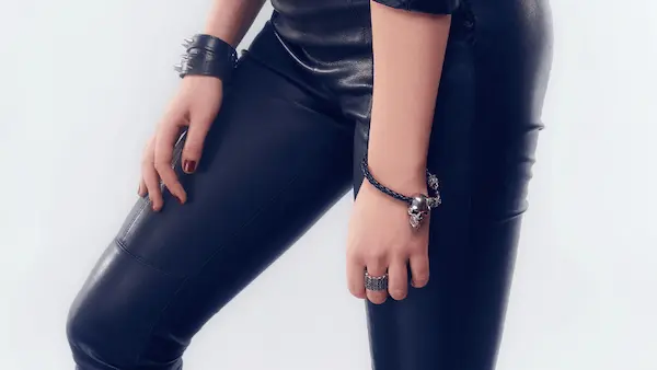 rockera con Pulseras de cuero para regalos originales para rockeros