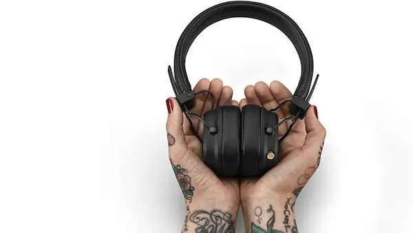 auriculares sostenidos
como regalos originales para rockeros