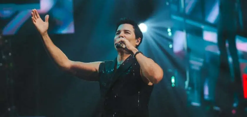 Chayanne cantando en un concierto