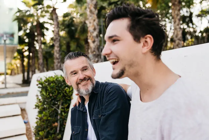 chico conversando con su padre contentos