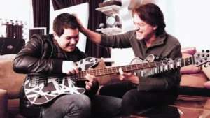Hijo y Papá rocker tocando la guitarra juntos
