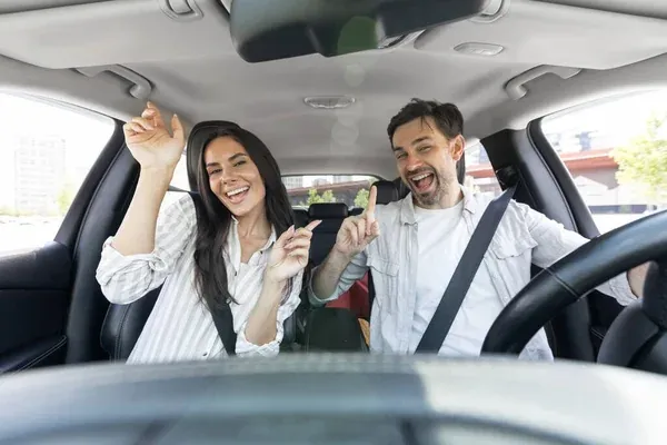 La carretera se disfruta más con buena música (y buen volumen)