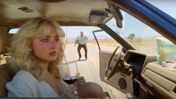 sabrina carpenter dentro de un auto en su videoclip