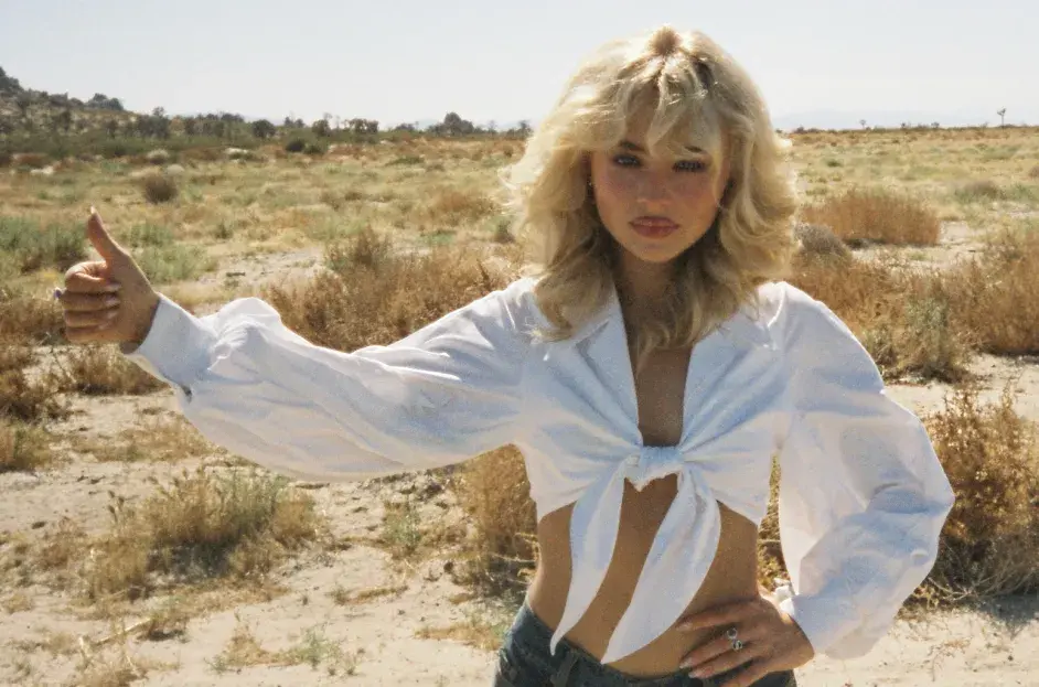 sabrina carpenter con el pulgar arriba en su nuevo videoclip