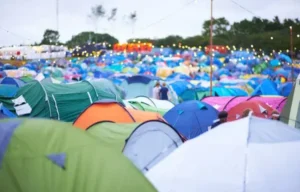 acampar para un concierto