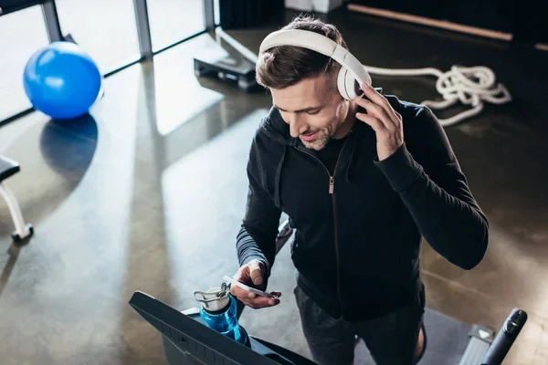 Cómo elegir las mejores canciones para entrenar en el gym según tu rutina