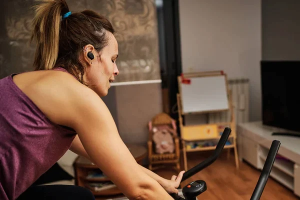 Mujer entrenando luego de hacer su playlist con las mejores canciones para entrenar en el gym
