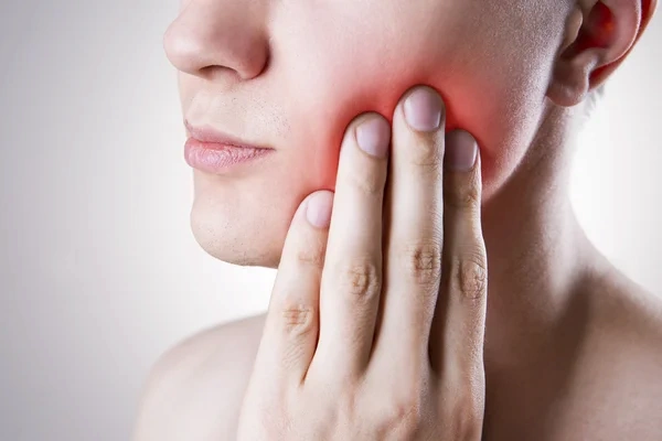 Persona con dolor dental lo que le impide ejercer la función fonética de los dientes