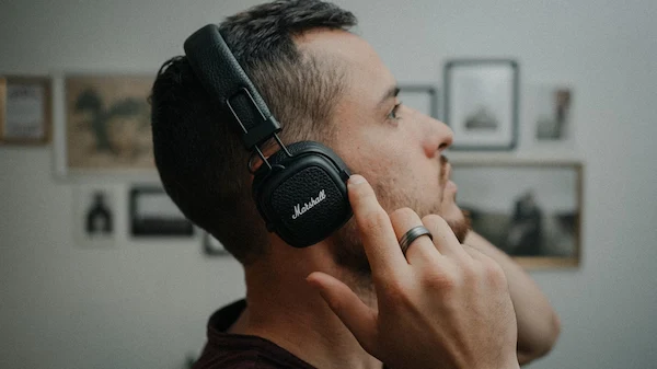 Joven escuchando música con sus audífonos después de aprender cómo influye la música en el estado de ánimo