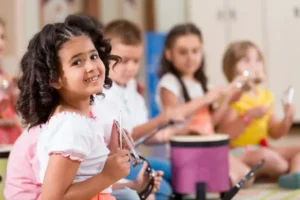 El rol de la música en la educación infantil y su impacto en el desarrollo