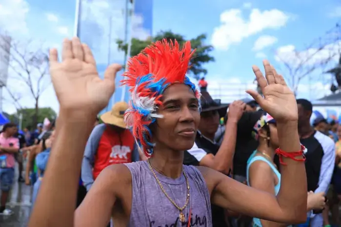 Asistentes celebrando en los carnavales de verano 2026 en Lima con disfraces y ambiente festivo