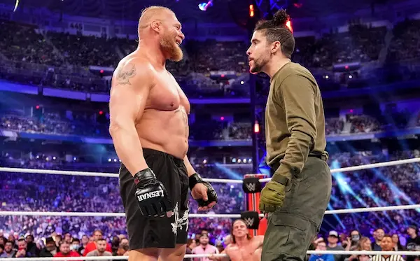 Bad Bunny participando en la WWE y su influencia en la cultura pop actual, combinando música y lucha libre.