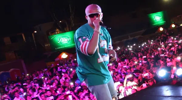 Bad Bunny en sus primeros años de carrera, subiendo canciones y transformando la industria musical con su estilo único.