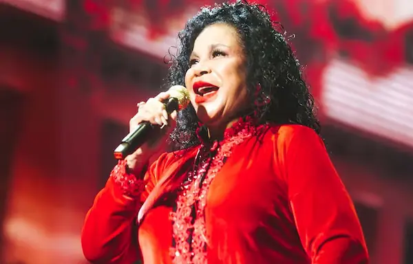Eva Ayllón, una de las principales cantantes peruanos, interpretando música andina en Cusco.