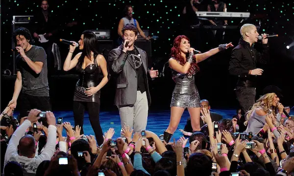 RBD en concierto representando el impacto del grupo en la cultura pop latina.