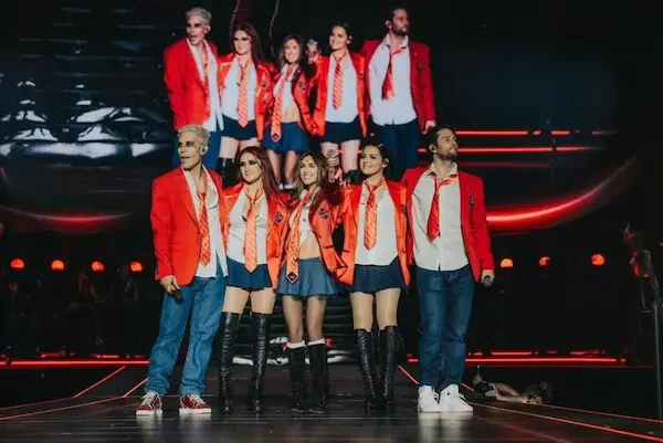 RBD despidiéndose del público al final de un concierto del Soy Rebelde Tour.