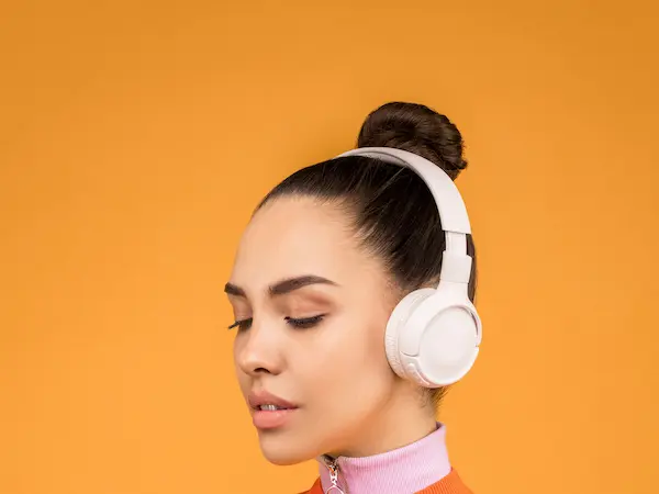 Persona reflexionando mientras escucha música con audífonos.