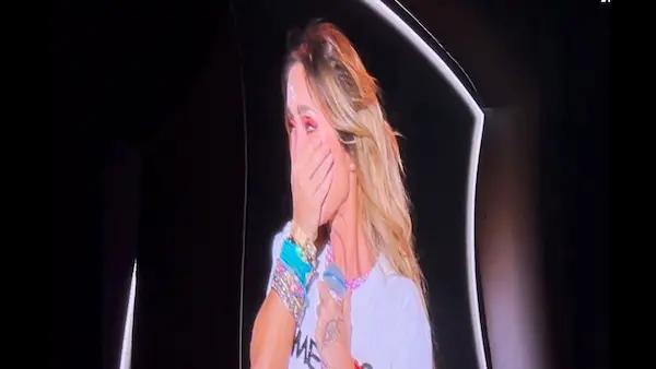 Anahí interpretando  Sálvame con carga emocional en escenario.