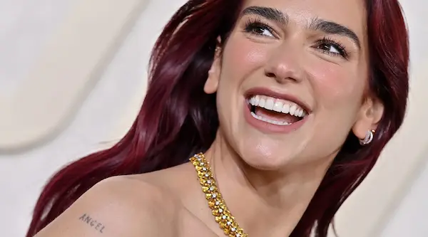 Dua Lipa sonrisa
