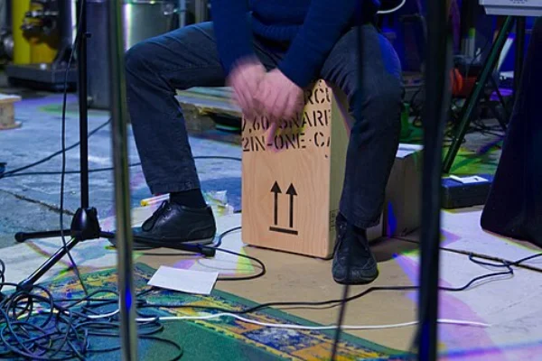 Músico tocando el cajón peruano