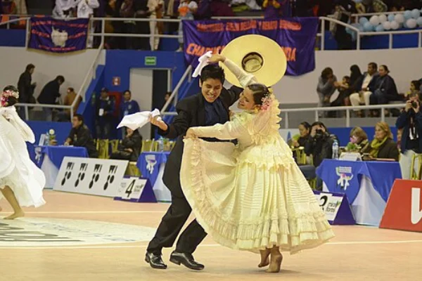 Pareja bailando marinera norteña en un concurso
