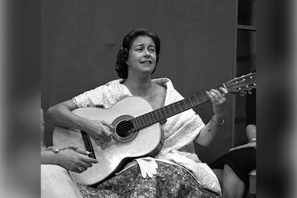 Chabuca Granda cantando con guitarra, ícono de la música criolla