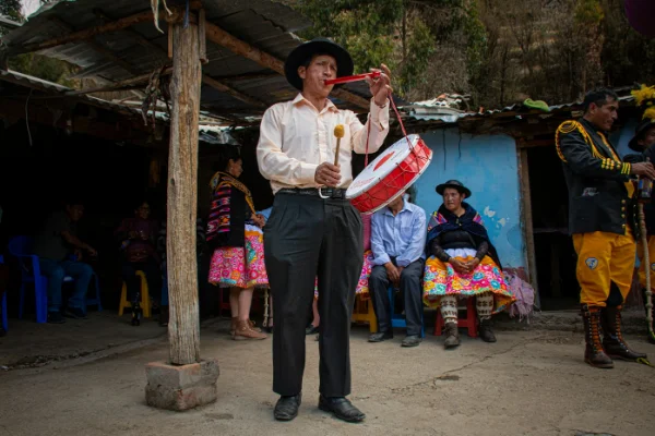 Músico tocando un instrumento tradicional frente al público en Huancayo, Perú